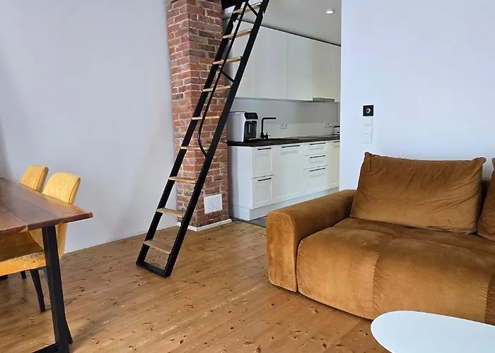 Eraldi Maja, Hoov, Rand Laehedal